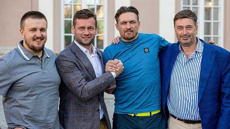 Александр Усик с командой / Фото из соцсетей Александр Усик с командой / Фото из соцсетей