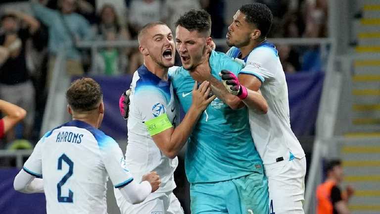 Траффорд з одноклубниками після відбитого пенальті / Фото talkSport Траффорд з одноклубниками після відбитого пенальті / Фото talkSport