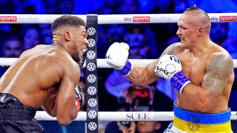 Усик атакует Джошуа / Фото Matchroom boxing Усик атакует Джошуа / Фото Matchroom boxing