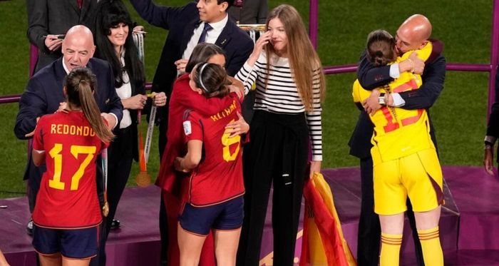 Президент Федерації футболу Іспанії пролив світло на своє майбутнє після скандального поцілунку