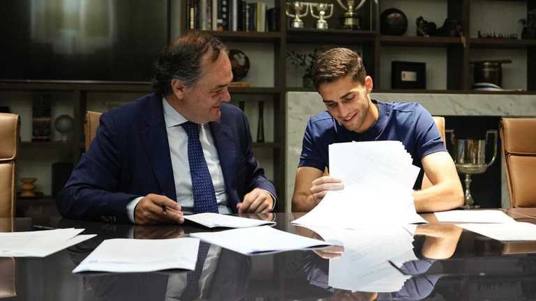 Арсен Захарян підписує контракт / фото ФК Реал Сосьєдад Арсен Захарян підписує контракт / фото ФК Реал Сосьєдад