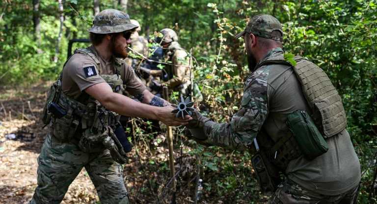 Сергій Філімонов (зліва) з іншими бійцями роти Гонор / Фото Стас Юрченко Сергій Філімонов (зліва) з іншими бійцями роти Гонор / Фото Стас Юрченко