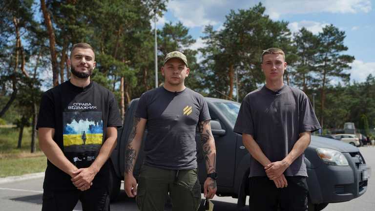 Favbet Foundation передав ЗСУ ще 7 позашляховиків для фронту Favbet Foundation передав ЗСУ ще 7 позашляховиків для фронту