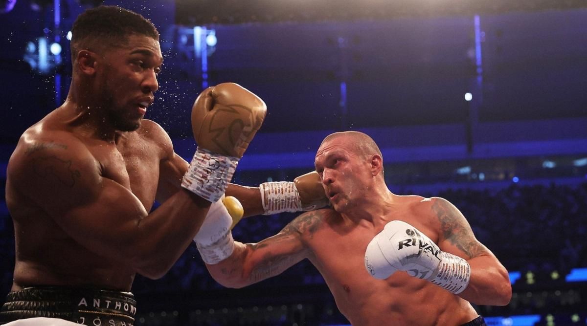 Усик атакует Джошуа / Фото Matchroom boxing