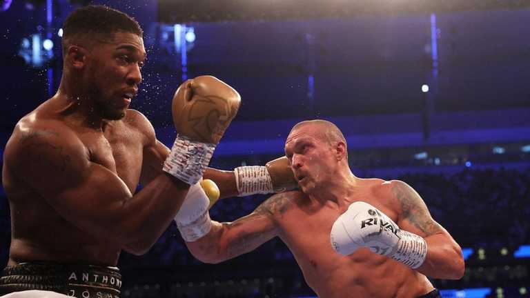 Усик атакует Джошуа / Фото Matchroom boxing Усик атакует Джошуа / Фото Matchroom boxing