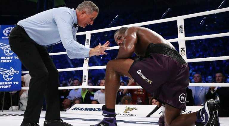 Даниэль Дюбуа в нокдауне во время боя с Усиком / Фото Twitter Даниэль Дюбуа в нокдауне во время боя с Усиком / Фото Twitter