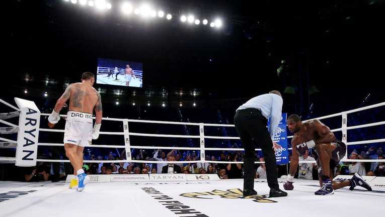 Усик переміг Дюбуа технічним нокаутом / фото із соцмереж Усик переміг Дюбуа технічним нокаутом / фото із соцмереж