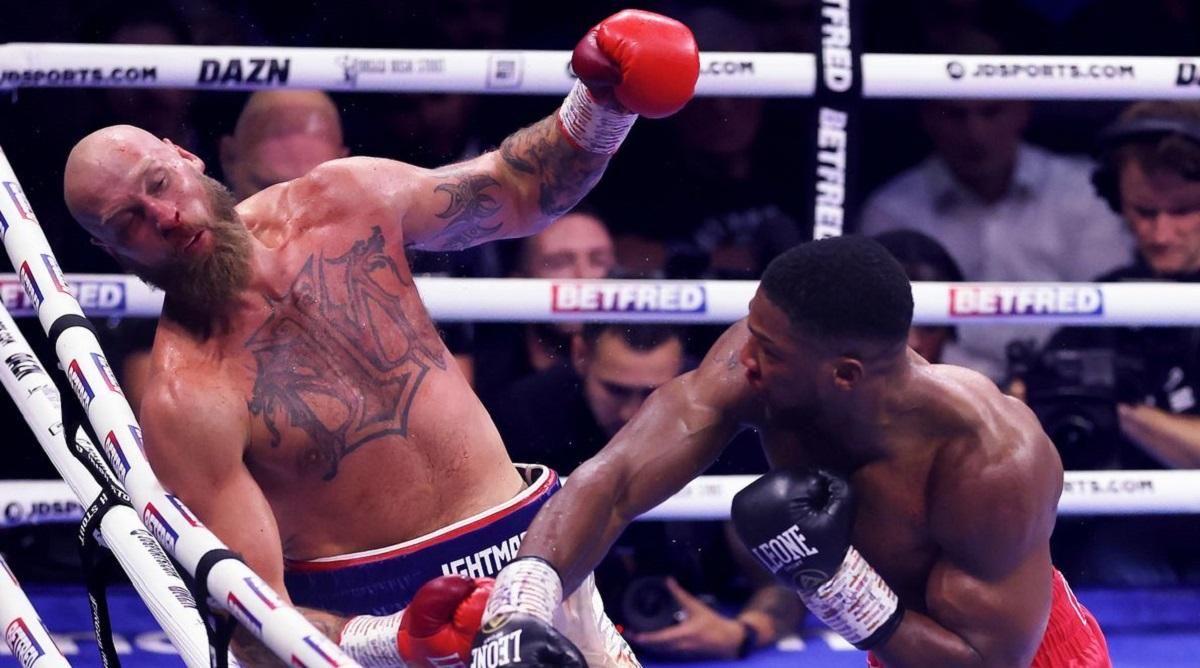 Джошуа атакує Хеленіуса / Фото Matchroom boxing