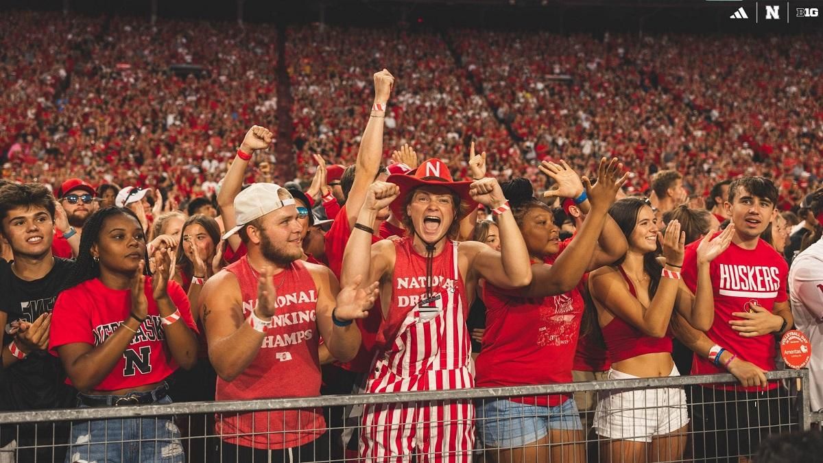 Вболівальники на історчиному матчі / Фото Twitter