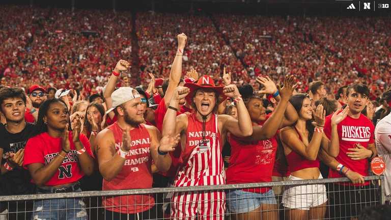 Вболівальники на історчиному матчі / Фото Twitter Вболівальники на історчиному матчі / Фото Twitter