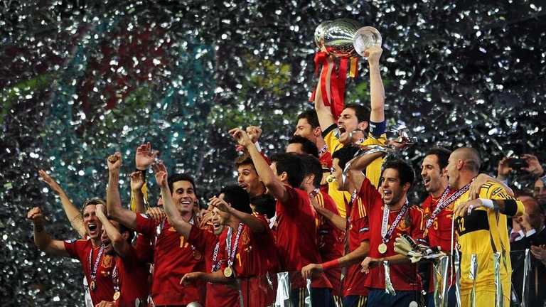 Збірна Іспанії здіймає трофей Євро-2012 / Архівне фото УЄФА