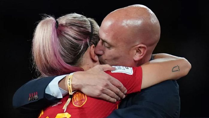 Фатальний поцілунок: президент Федерації футболу Іспанії почув вирок від ФІФА