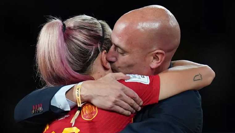 Рубиалес целует Эрмосо / Фото ФИФА