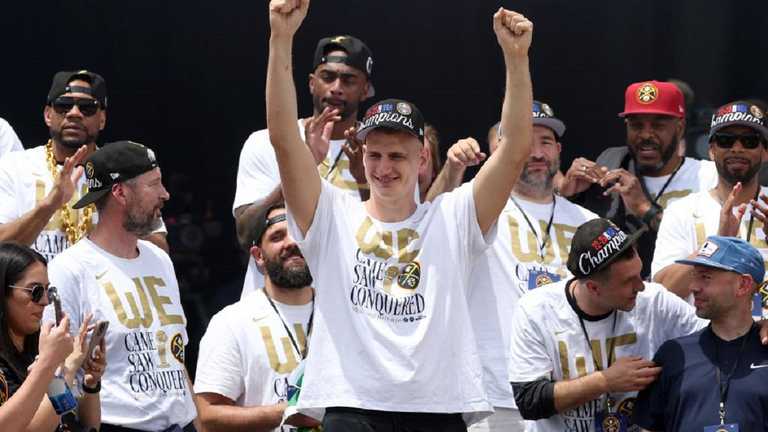 Нікола Йокіч святкує чемпіонство в НБА / Фото Getty Images