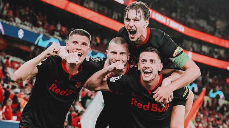 Игроки Зальцбурга празднуют гол / Фото Twitter австрийского клуба Игроки Зальцбурга празднуют гол / Фото Twitter австрийского клуба