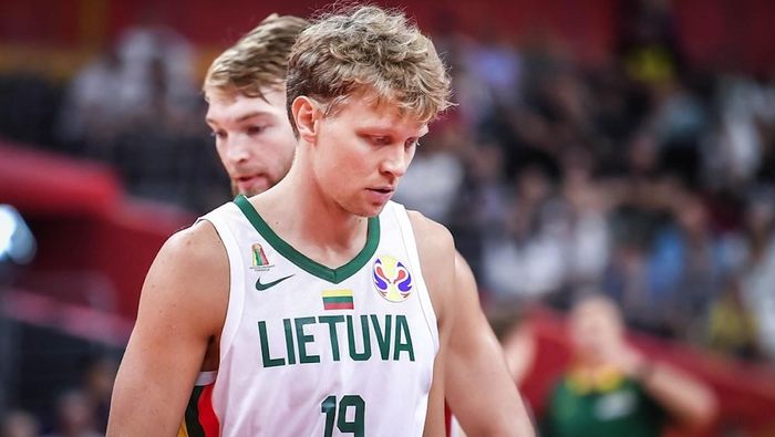 Лидер сборной Литвы по баскетболу продал мяч с автографами команды ради помощи Украине