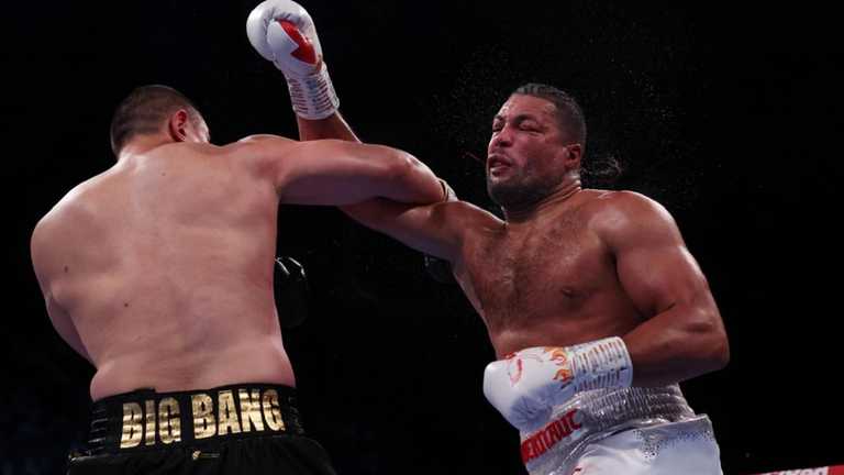 Чжилей атакует Джойса / Фото The Sun Чжилей атакует Джойса / Фото The Sun