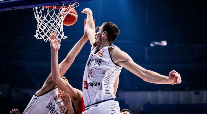 Игрок сборной Сербии потерял почку на ЧМ-2023 по баскетболу из-за грубости соперника