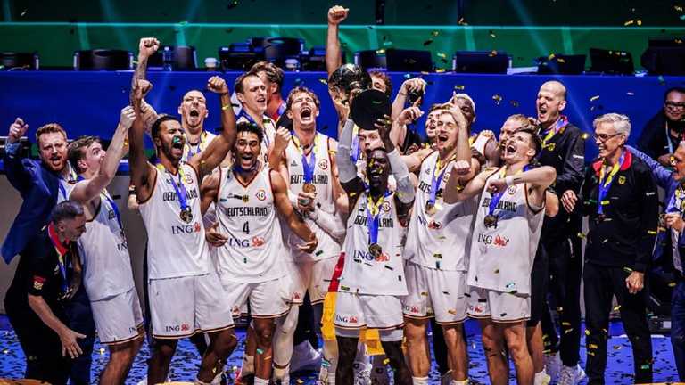 Сборная Германии с Кубком мира / Фото FIBA Сборная Германии с Кубком мира / Фото FIBA