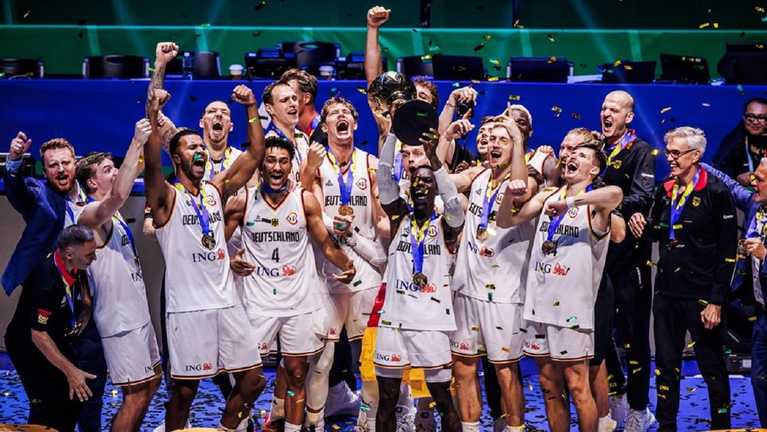 Збірна Німеччини з Кубком світу / Фото FIBA