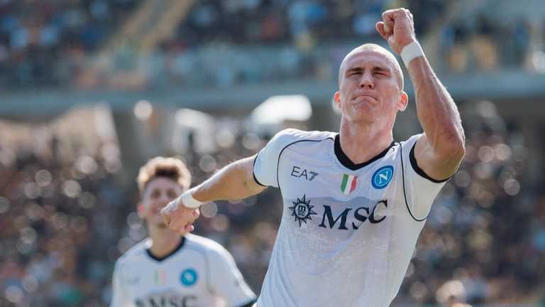 Естігор святкує взяття воріт / фото Наполі Естігор святкує взяття воріт / фото Наполі