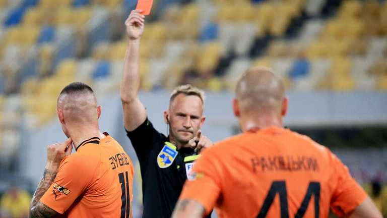 Ракицкий получает красную карточку / фото из открытых источников Ракицкий получает красную карточку / фото из открытых источников