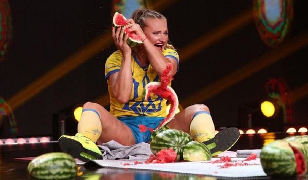 Чавить стегнами кавуни і підіймає 310-кілограмову штангу: як українка стала найсильнішою жінкою планети з рекордом Гіннеса