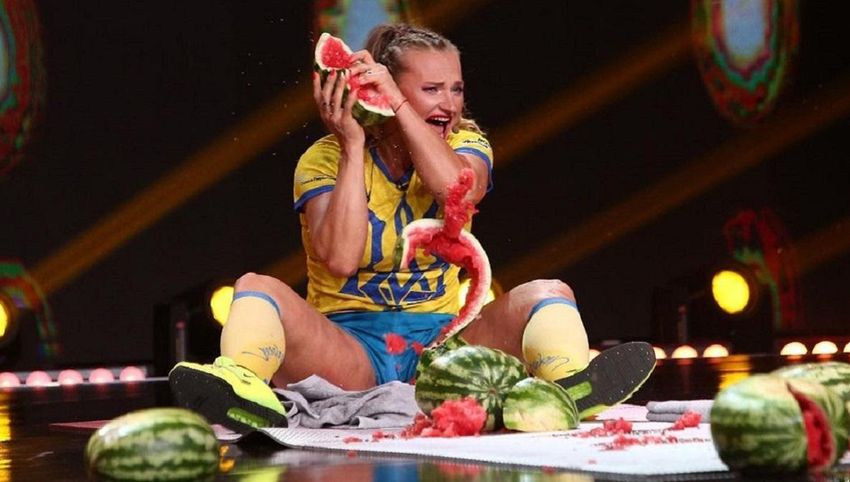 Чавить стегнами кавуни і підіймає 310-кілограмову штангу: як українка стала найсильнішою жінкою планети з рекордом Гіннеса