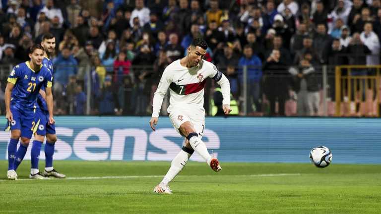 Роналду виконує пенальті / Фото EPA Роналду виконує пенальті / Фото EPA