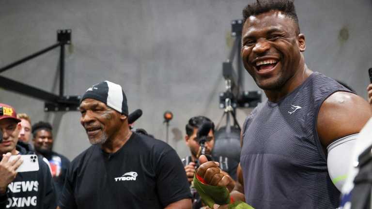 Майк Тайсон і Френсіс Нганну / Фото AFP Майк Тайсон і Френсіс Нганну / Фото AFP