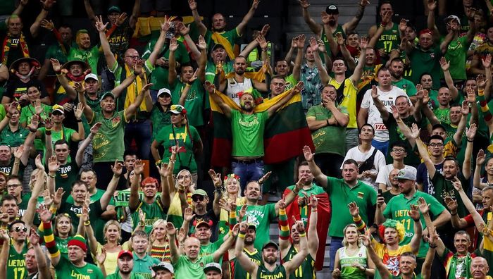 УЕФА оштрафовал Литву за антипутинскую кричалку фанатов – лидер сборной достойно отреагировал