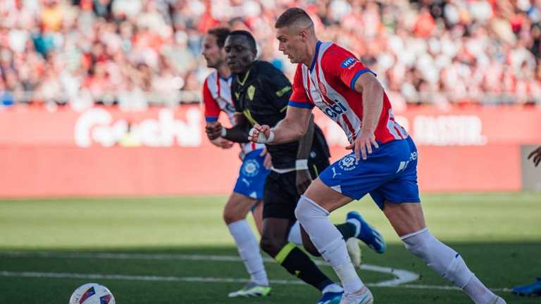 Артем Довбик (на передньому плані) / Фото Twitter Жирони Артем Довбик (на передньому плані) / Фото Twitter Жирони