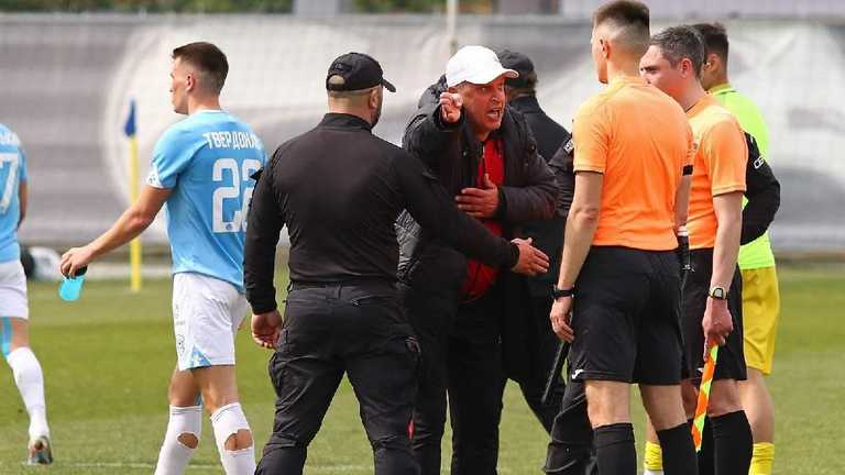 Вернидуб свариться з арбітром / Фото О. Приходька Вернидуб свариться з арбітром / Фото О. Приходька