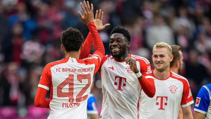 Бавария уничтожила новичка Бундеслиги в матче с тремя удалениями и возглавила таблицу Бавария уничтожила новичка Бундеслиги в матче с тремя удалениями и возглавила таблицу