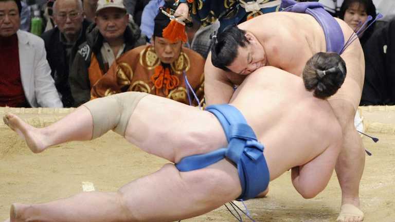 Сутичка сумоїстів / Фото AP Сутичка сумоїстів / Фото AP