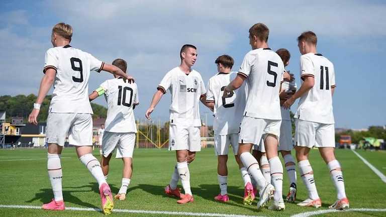 Олександр Роспутько (по центру) / фото Шахтар Олександр Роспутько (по центру) / фото Шахтар