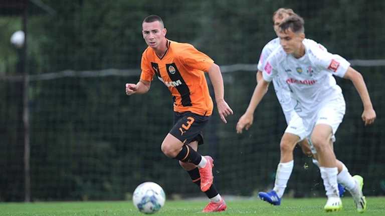 Александр Роспутько с мячом / фото Шахтер Александр Роспутько с мячом / фото Шахтер