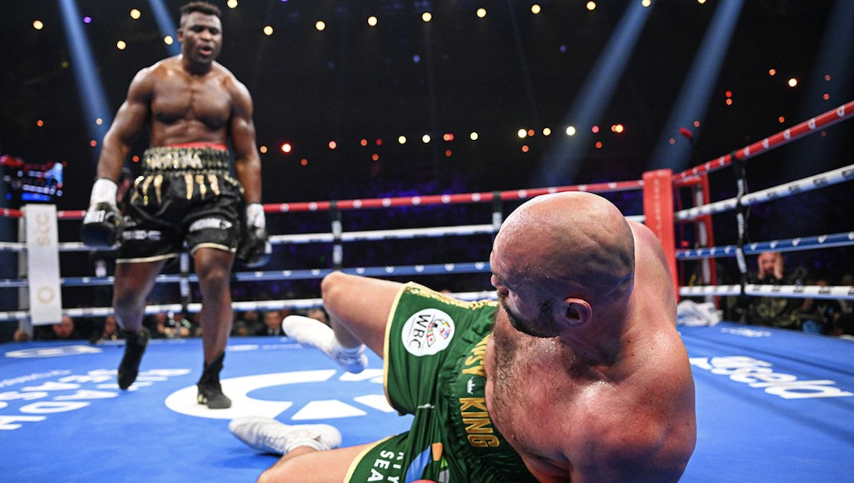 Тайсон Ф'юрі в нокдауні / фото X