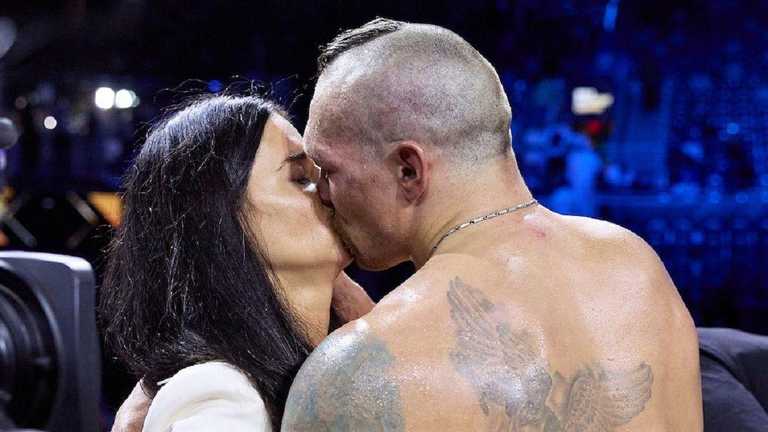 Александр Усик с Женой / фото из открытых источников Александр Усик с Женой / фото из открытых источников