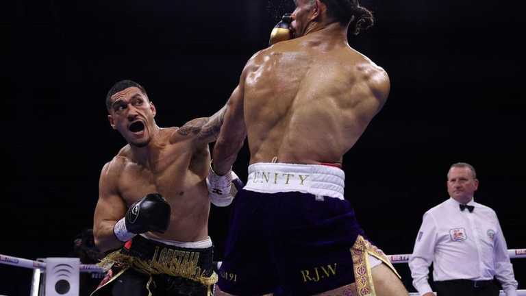 Джей Опетая атакує Джордана Томпсона / Фото Matchroom Boxing Джей Опетая атакує Джордана Томпсона / Фото Matchroom Boxing