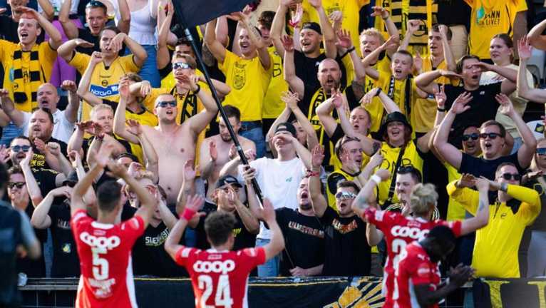 Футболісти Ліллестрьома разом з фанатами / фото ФК Ліллестрьом Футболісти Ліллестрьома разом з фанатами / фото ФК Ліллестрьом