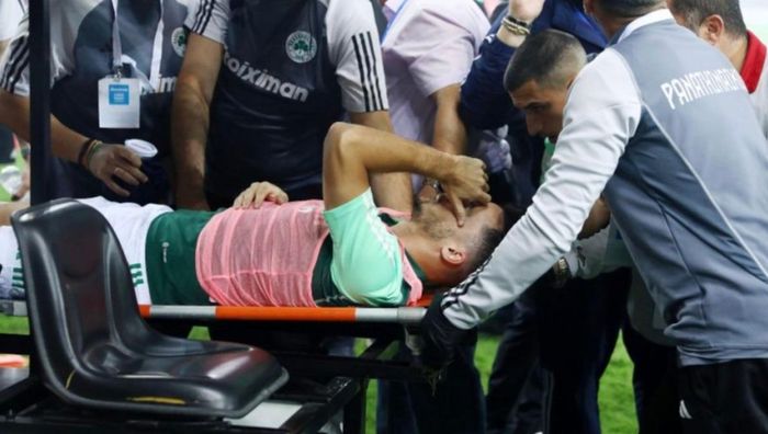 Футболист Панатинаикоса потерял слух во время дерби Греции – в игрока прилетела петарда