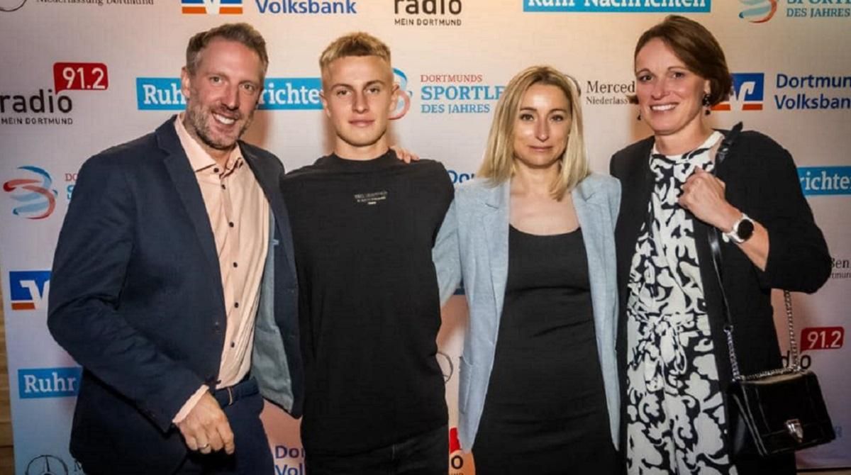 Даниил Кревсун с мамой (по центру) / Фото facebook.com/yuliya.krevsun Даниил Кревсун с мамой (по центру) / Фото facebook.com/yuliya.krevsun