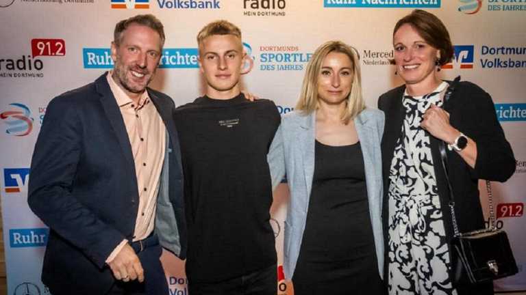 Данило Кревсун з мамою (по центру) / Фото facebook.com/yuliya.krevsun Данило Кревсун з мамою (по центру) / Фото facebook.com/yuliya.krevsun