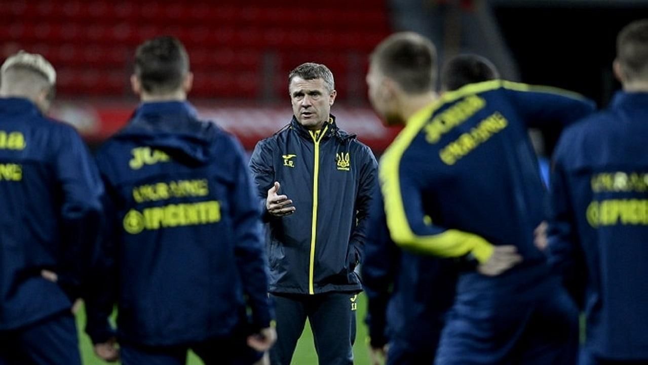 Сергій Ребров і гравці збірної / Фото Павла Кубанова (УАФ)