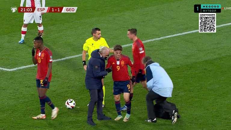 Гави покидает поле / Скриншот по трансляции Гави покидает поле / Скриншот по трансляции