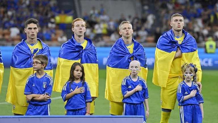 Александр Зинченко с другими игроками сборной Украины / Фото Павла Кубанова