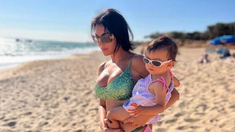 Джорджина Родригес с дочерью / Фото instagram.com/georginagio Джорджина Родригес с дочерью / Фото instagram.com/georginagio