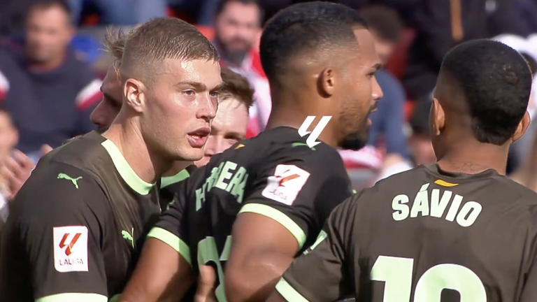 Довбик празднует взятие ворот / скриншот с трансляции Довбик празднует взятие ворот / скриншот с трансляции