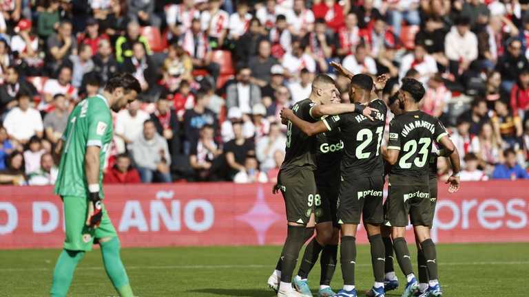 Жирона празднует гол / Фото Rodrigo Jimenez / EFE Жирона празднует гол / Фото Rodrigo Jimenez / EFE